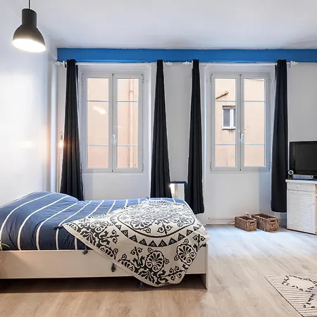 Large 100m From The Apartment *