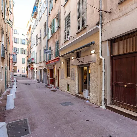 Large 100m From The Appartement