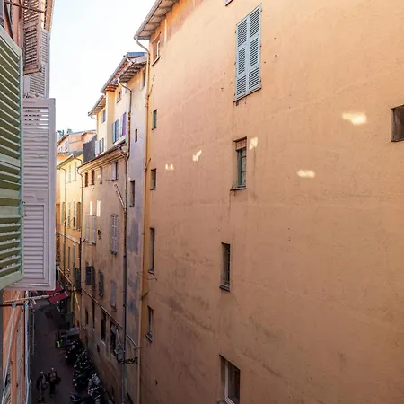 Large 100m From The Apartment *